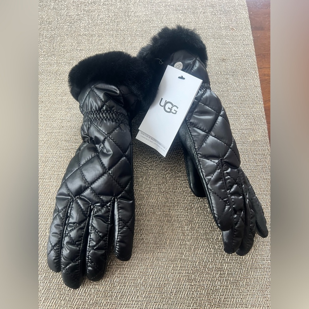 NWT Ugg gloves with faux fur trim